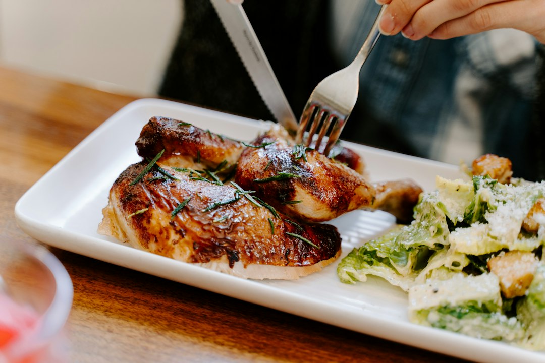 Plato de pollo con papas en restaurante