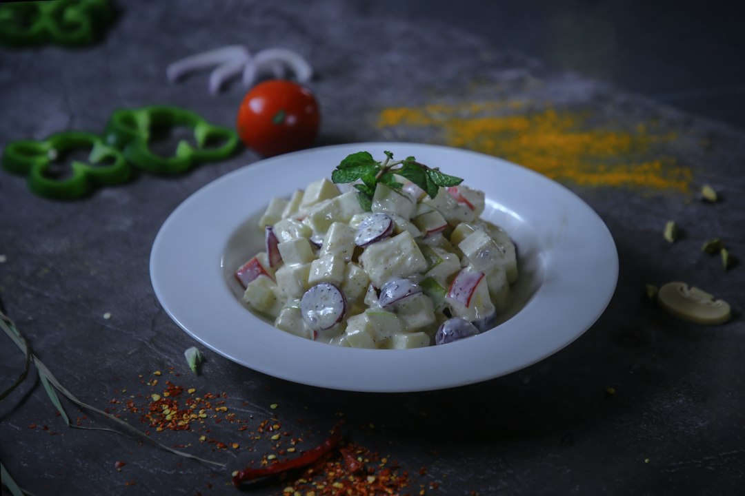 Ensalada cremosa estilo rusa servida en un tazón