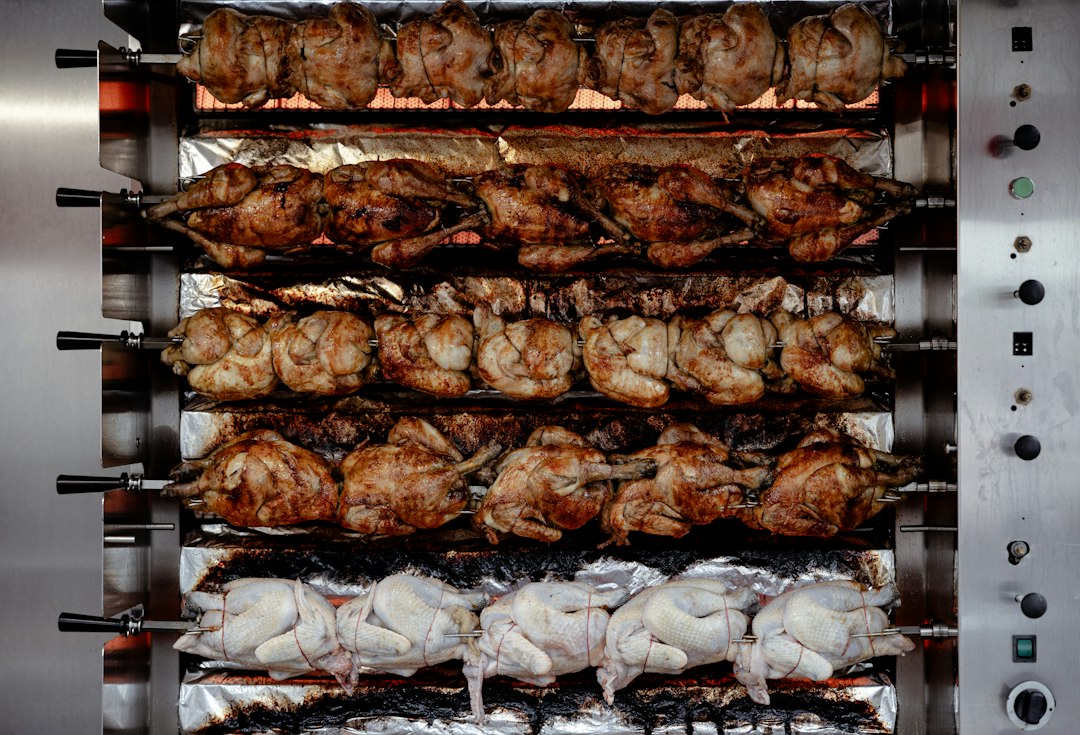 Pollo rostizado servido en restaurante